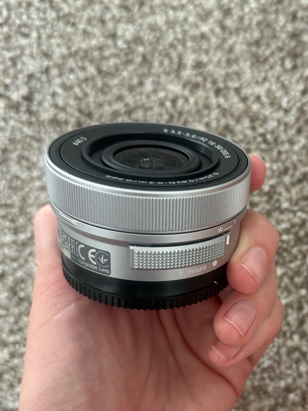 Sony lense .25m / .82ft-0.3m / 0.99ft
